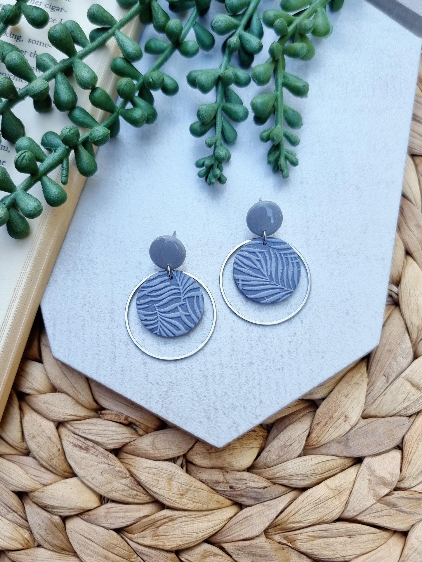 Grey Leaf Texture Round